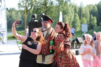 Петр и Марина Суховы наполнили Мирный песнями в честь основания космодрома Плесецк и Дня города Петр и Марина Суховы наполнили Мирный песнями в честь основания космодрома Плесецк и Дня города