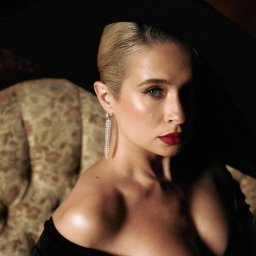 Tolana в Москве исполнила песню‑гимн о легендарной любви Tolana в Москве исполнила песню‑гимн о легендарной любви