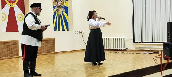 Агитбригада "Звёздный десант" с супругами Суховыми дала концерт в Чкаловске Агитбригада "Звёздный десант" с супругами Суховыми дала концерт в Чкаловске